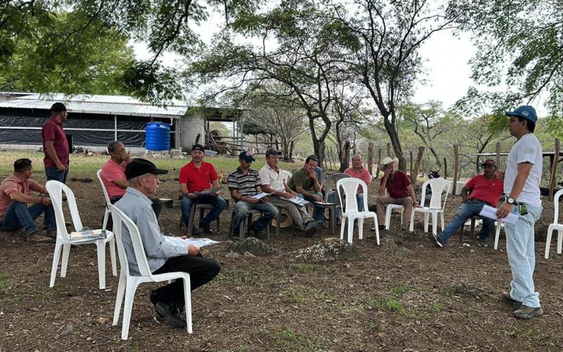 Capacitan a ganaderos para control del Gusano Barrenador
