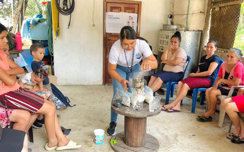 Capacitan a mujeres de Zacapa en métodos artesanales para la purificación de agua