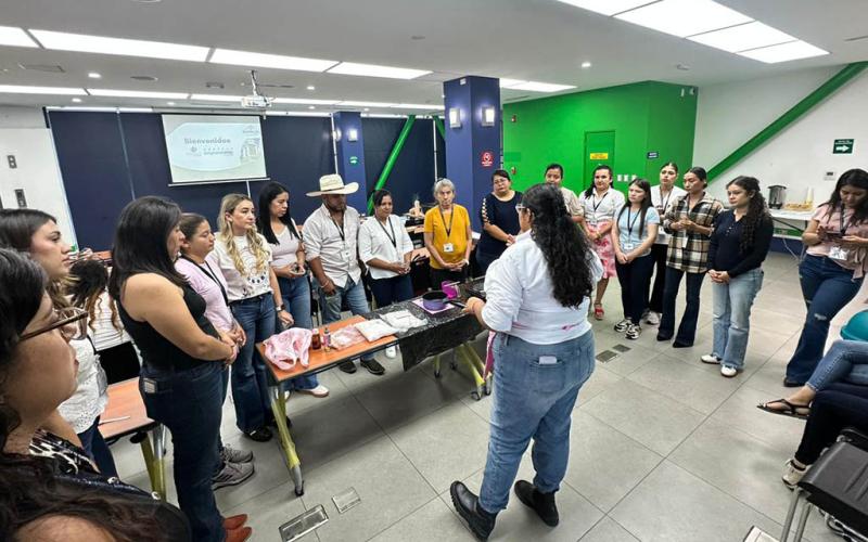 Capacitan a profesionales de Hogar Rural para fomentar emprendimientos