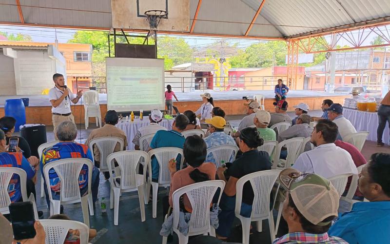 Capacitan y equipan a ganaderos de Escuintla para combatir el Gusano Barrenador