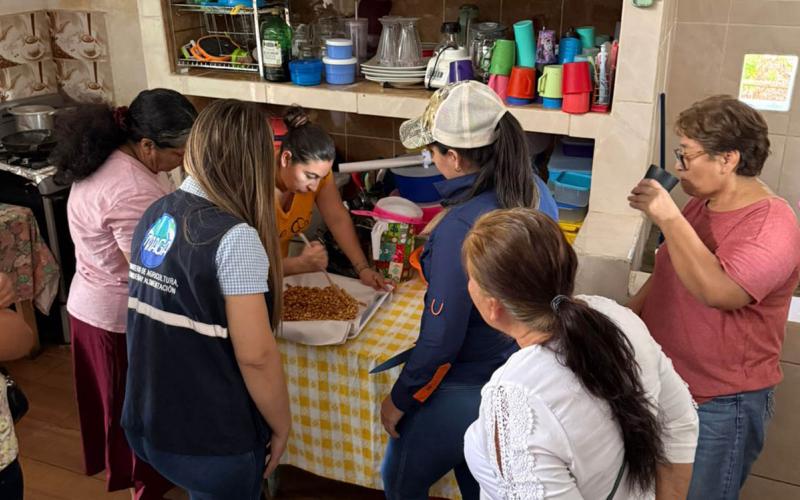Comunidades de Jutiapa fortalecen su nutrición y economía con derivados de manía