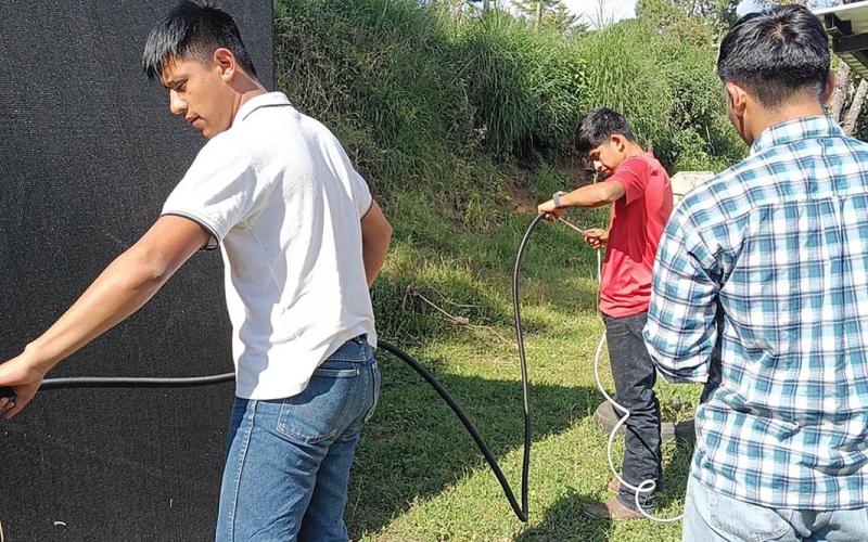 Estudiantes de la EFA Cobán desarrollan sistema de riego automatizado para orquídeas