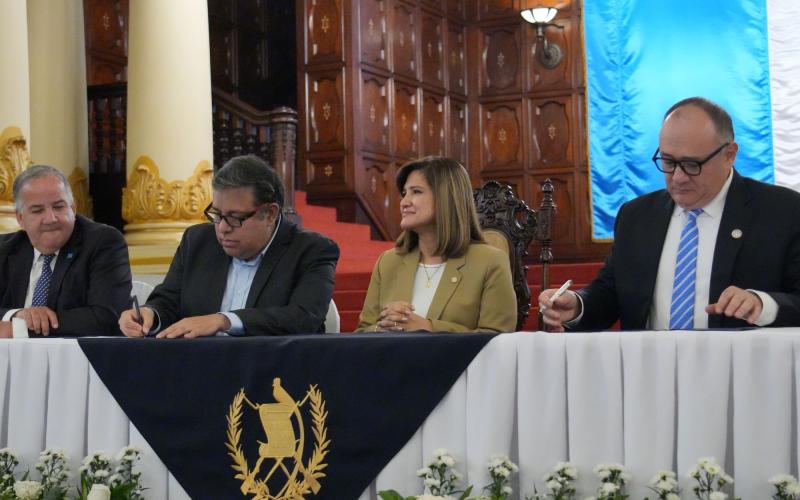 Autoridades de Guatemala y funcionarios de la ONU participaron en la firma del MPP.
