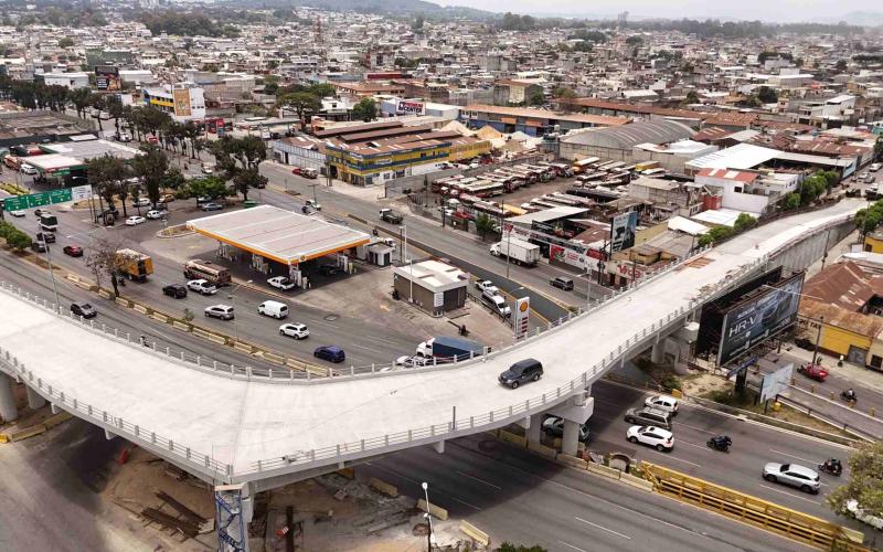 Finaliza fundición de rampa en el Paso a Desnivel de la Calzada Roosevelt