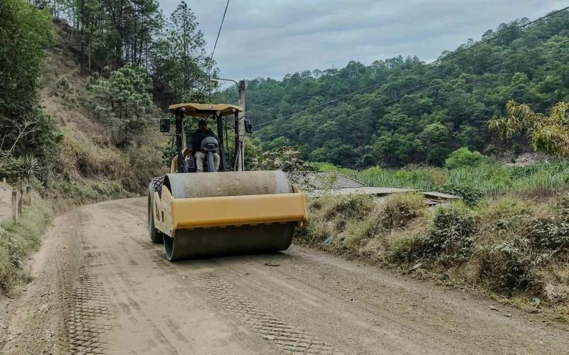 Mejoran camino que mueve la producción y conecta comunidades de Aguacatán