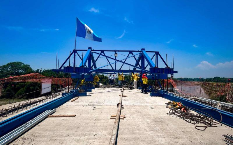 Avanza el puente que conectará mejor a más de 42 mil vecinos en Ocós