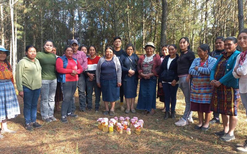 Familias de Ixchiguán fortalecen su economía al transformar productos locales