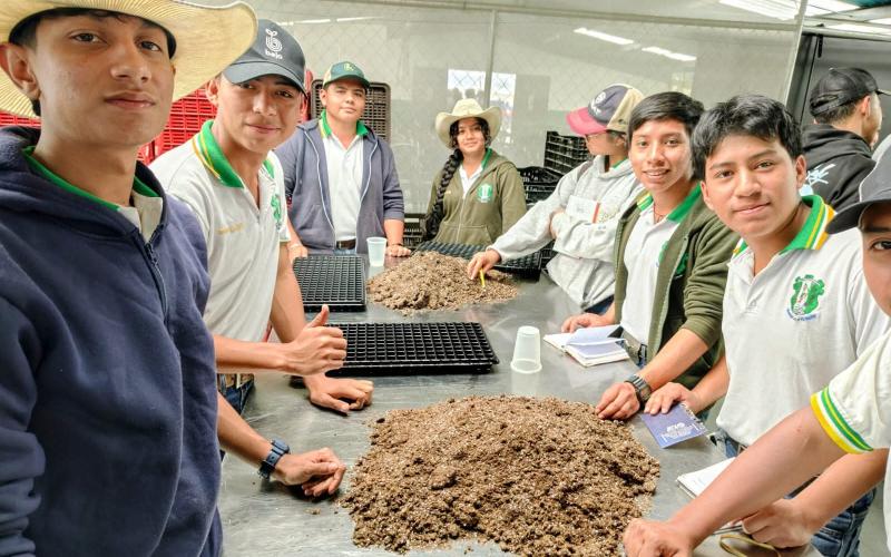 Impulsan la formación técnica y científica de estudiantes de la ENCA mediante giras tecnológicas