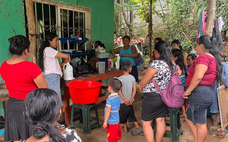 Instruyen a mujeres de Retalhuleu en la producción de insumos para el hogar