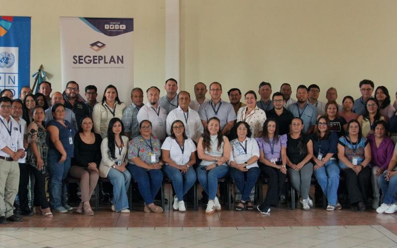 Equipos de SEGEPLAN en territorio y autoridades que participaron en un encuentro para el fortalecimiento de capacidades.