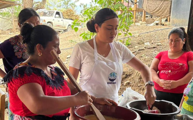 Mujeres de Baja Verapaz realizan emprendimiento con la elaboración de pan de banano