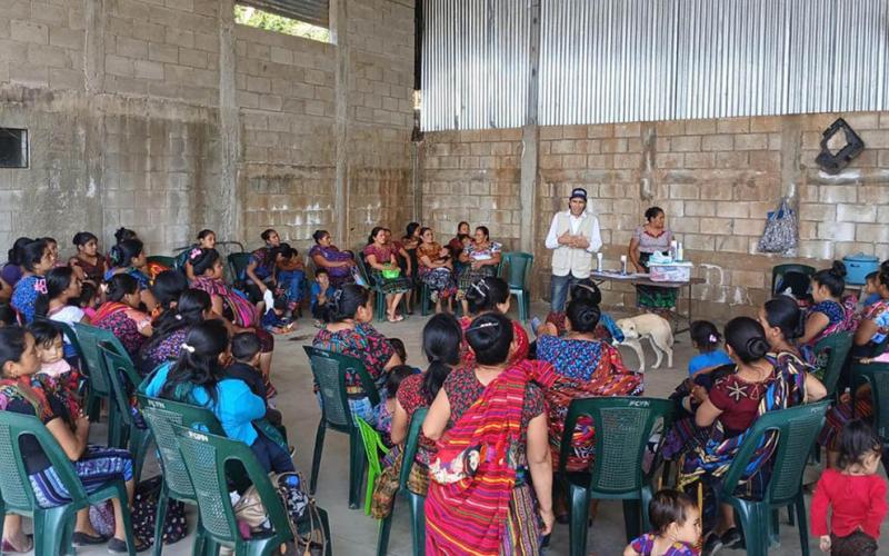 Mujeres de San Juan Sacatepéquez se capacitan para prevenir el Gusano Barrenador