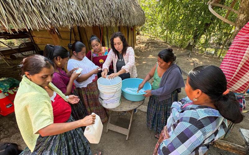 Mujeres de San Luis aprenden a elaborar jabón líquido