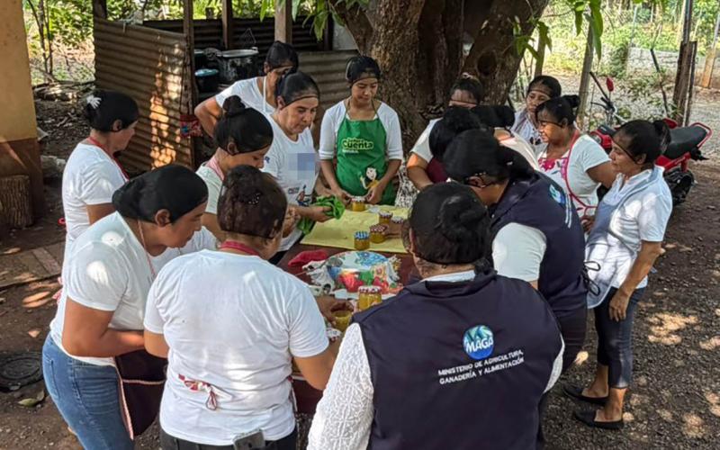 Elaboración de mermeladas artesanales fortalece economía de mujeres en Taxisco 