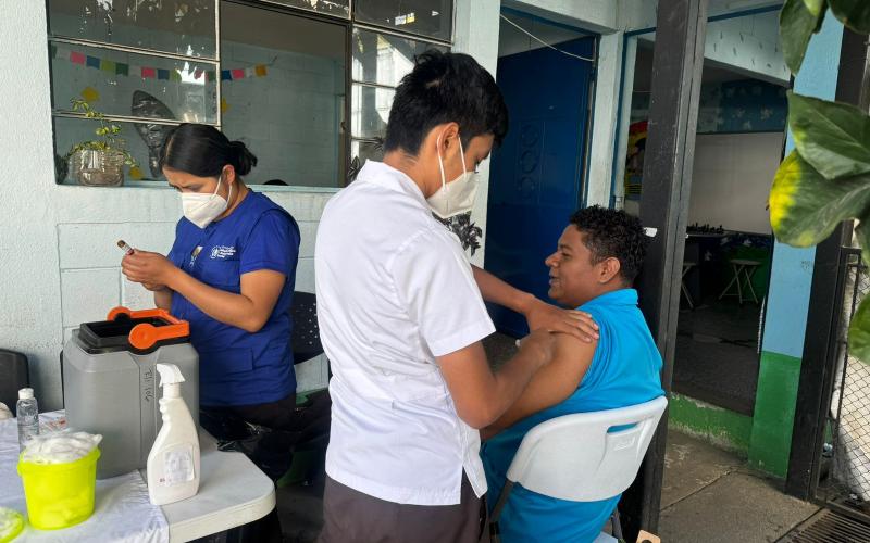 Jornada de vacunación protege a adolescentes y comunidad en Mixco