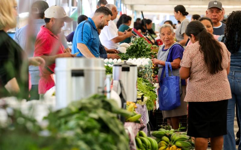 Vecinos de Fraijanes beneficiados con productos frescos en la Feria del Agricultor