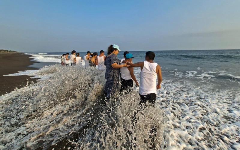 Jóvenes de la Residencia Ónice III cumplen el sueño de conocer el mar en Monterrico 