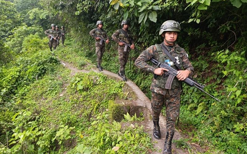 Ejército de Guatemala fortalece patrullajes en áreas boscosas como parte de la operación “Escudo Vertical”.