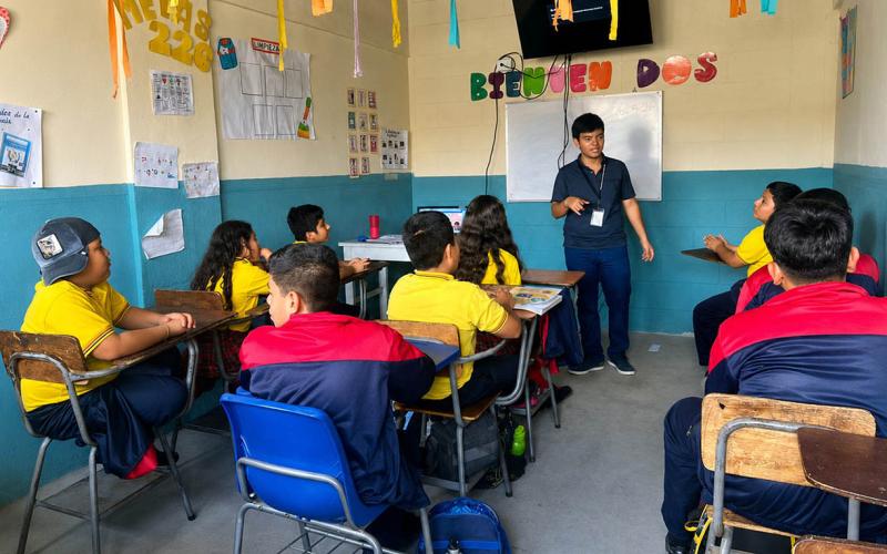Estudiantes aprenden a cuidar a sus mascotas