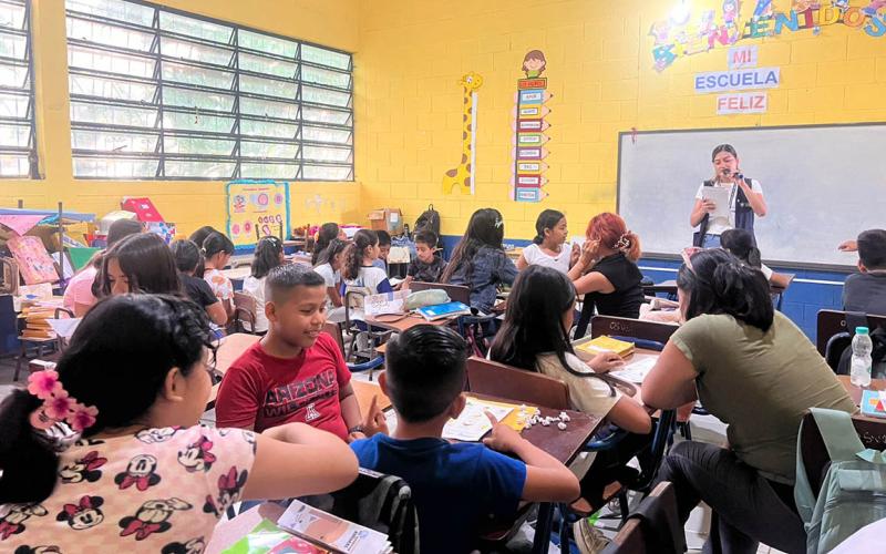 Jugando aprenden de nutrición y huertos