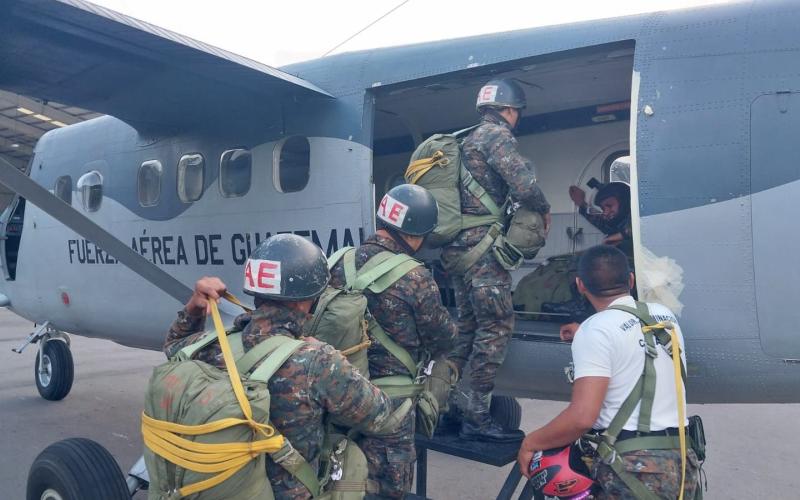 Ejército de Guatemala fortalece entrenamiento de paracaidismo militar.