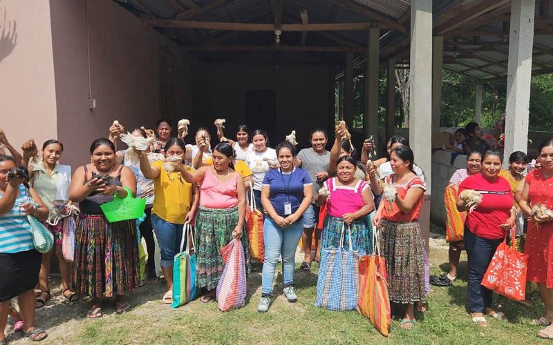Entregan 300 aves mejoradas a mujeres productoras de Poptún