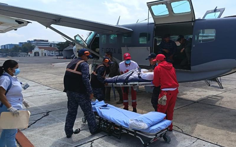 Fuerza Aérea Guatemalteca realiza traslado aeromédico desde Petén hacia la Ciudad de Guatemala