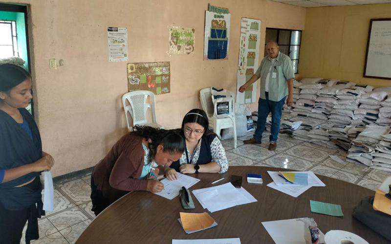 Familias agricultoras reciben semillas para fortalecer la producción de alimentos