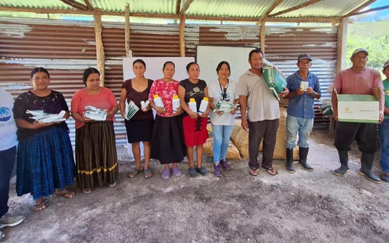 Entrega de insumos agrícolas fortalece producción de maíz en Petén