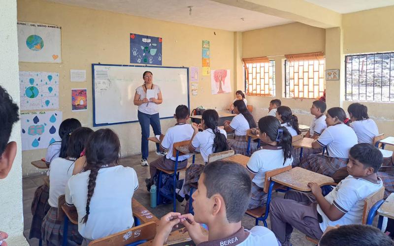 Jóvenes aprenden de alimentación saludable y huertos pedagógicos