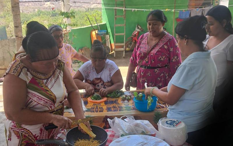 Madres de El Progreso reciben capacitación para elaborar platillos saludables