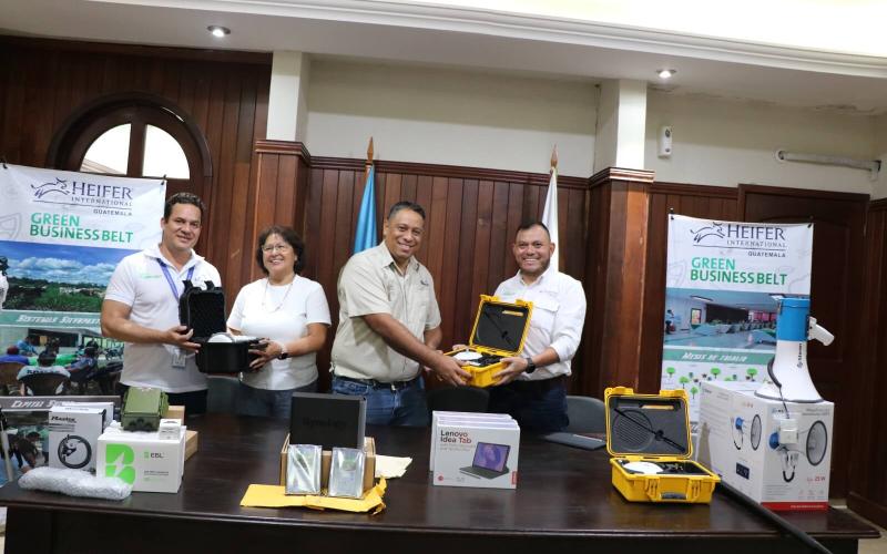 Donan equipo tecnológico que fortalece la ganadería sostenible en Petén