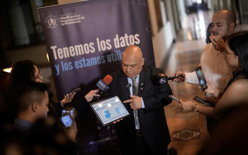 El Subsecretario de Inversión para el Desarrollo, Enrique Maldonado, explica a periodistas el contenido del Atlas de Proyectos de Inversión.