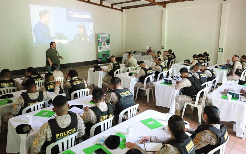 Agentes de DIPRONA capacitados en legislación y bienestar animal