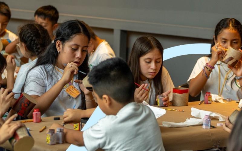 Estudiantes exponen su creatividad con vasos cerámicos en el MUNAE. 