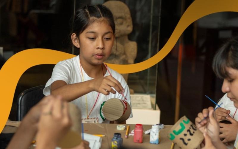 Niñas y niños exploran la cerámica prehispánica en taller del MUNAE. 