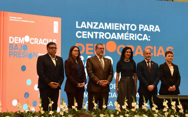El informe lleva por nombre "Democracias bajo presión"