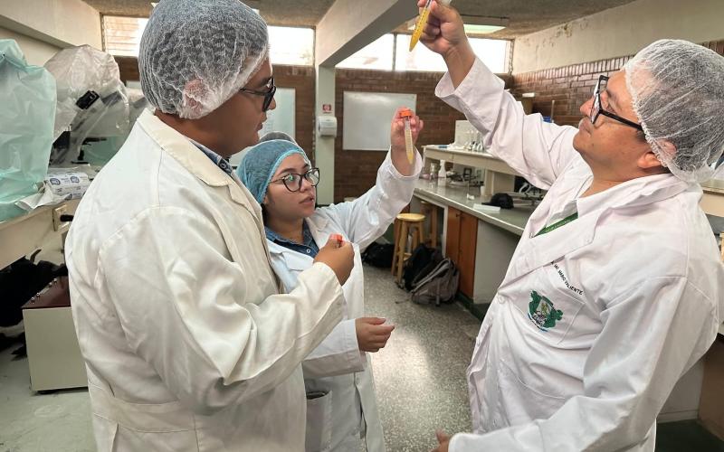 Estudiantes de la ENCA evalúan la calidad y normatividad en la producción de bebidas
