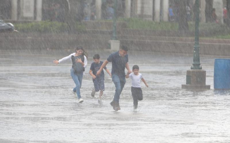 Pronostican ambiente cálido y húmedo con lluvias en horas de la tarde y noche