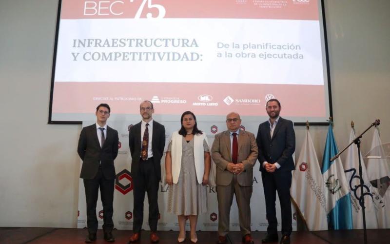 Panelistas en foro de la Cámara Guatemalteca de la Industria de la Construcción.