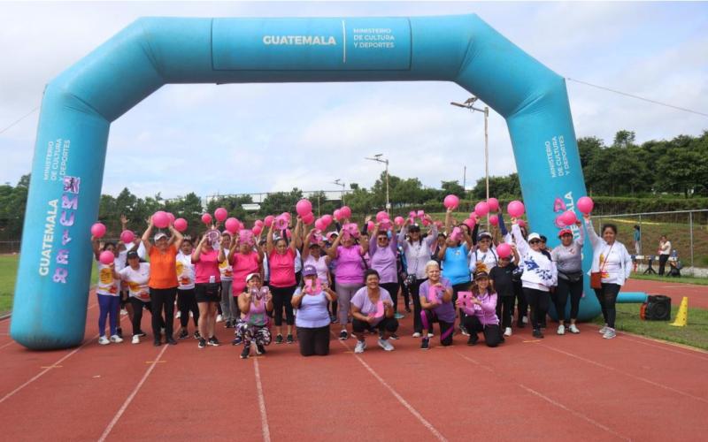 Más de 300 mujeres participan en la carrera 5K Mujer Activa en el Parque Erick Barrondo. 