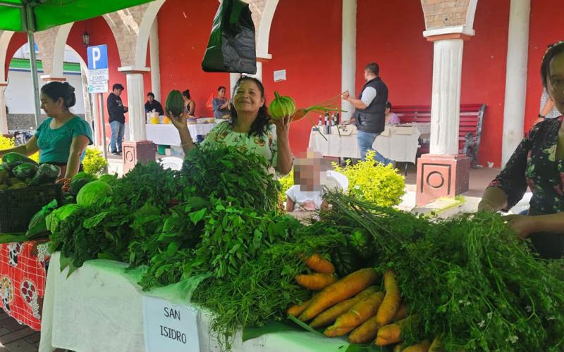 Familias de San Jerónimo se benefician con alimentos frescos en la Feria del Agricultor