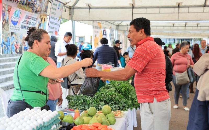 Frescura del campo llega a la capital: Feria del Agricultor en Campo de Marte