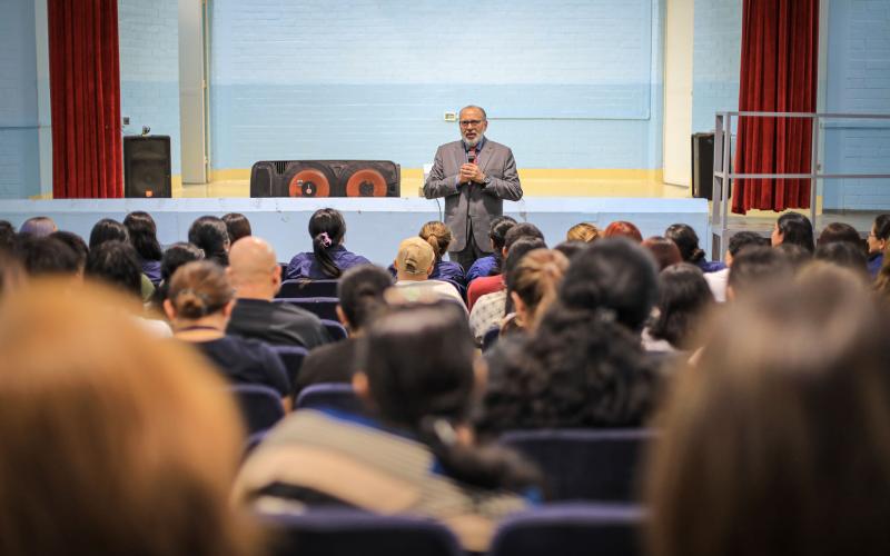 Con el objetivo de fortalecer las capacidades del personal que atiende a niñas, niños y adolescentes con discapacidad, la Secretaría de Bienestar Social (SBS) desarrolló una jornada de formación dirigida a colaboradores de los Centros de Educación Especial y del Centro de Capacitación Ocupacional (CCO), en las instalaciones del Centro de Educación Especial Álida España de Arana. Durante la jornada, el secretario de Bienestar Social, Marvin Rabanales, compartió una reflexión sobre la evolución de los derecho