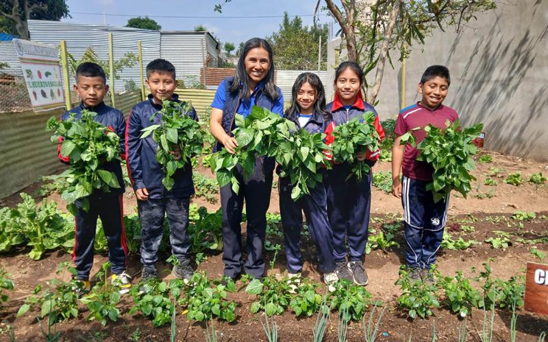 Producción de hortalizas transforma educación nutricional en plantel de Chimaltenango