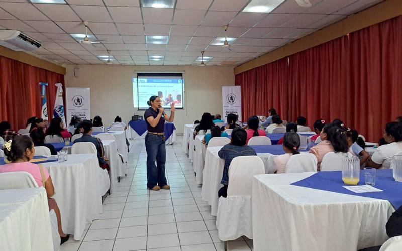 Productoras fortalecen su liderazgo y participación durante taller