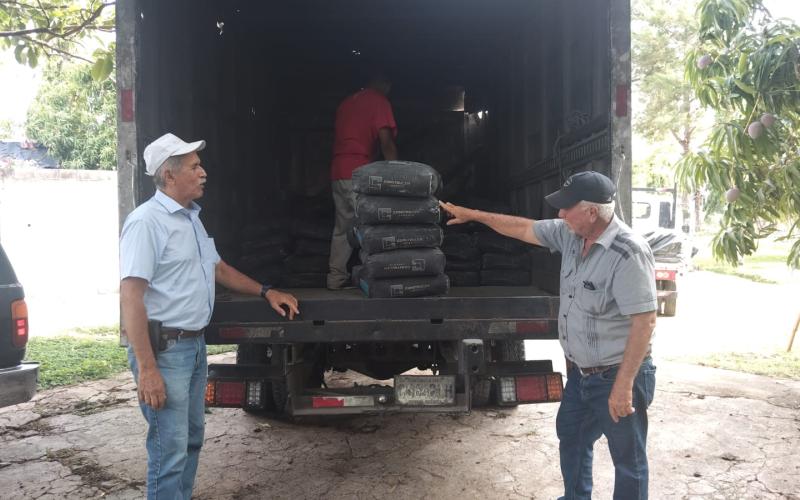 Productores de Teculután reciben materiales para reconstruir infraestructura de riego artesanal