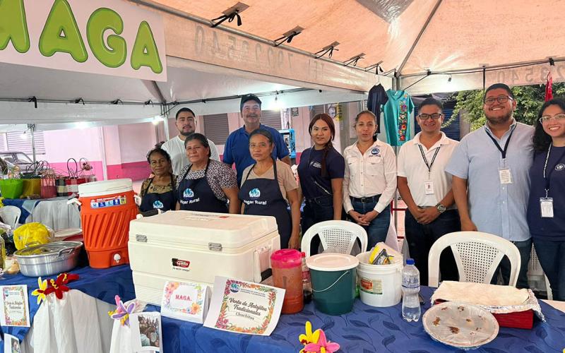 Promueven comercialización de productos artesanales en Feria del Emprendimiento