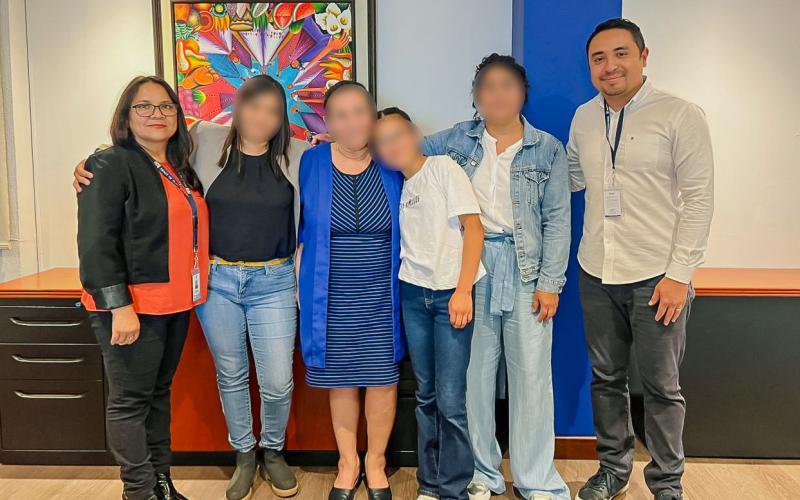 Un nuevo comienzo en familia: niña inicia una nueva etapa de vida en un entorno familiar protector