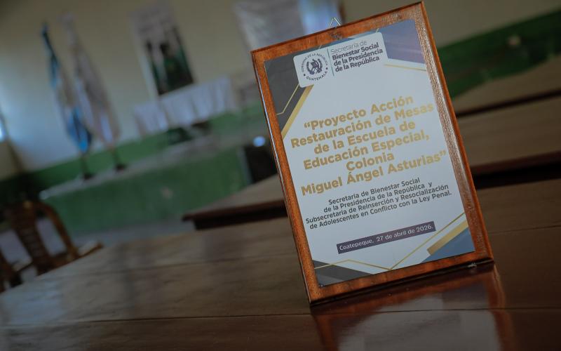 Adolescentes en reinserción renuevan mesas del comedor de la Escuela de Educación Especial en Coatepeque